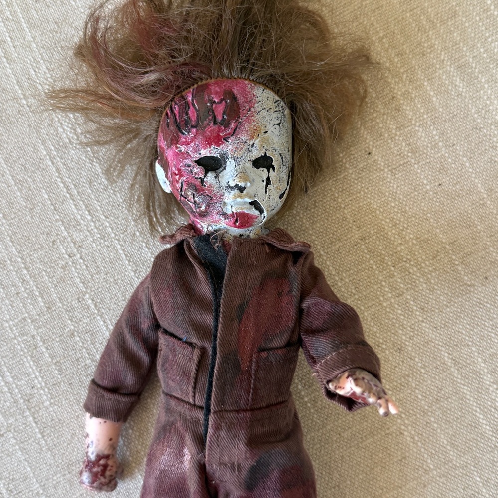 Michael Meyers Living Dead Halloween Horror Doll - Mezco